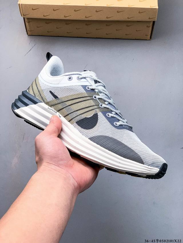 集图 穿上回弹出众的 Nike Lunar Roam 男女子运动鞋，打造活力满满的日常造型。 透气轻盈材料搭配柔软中底，塑就舒适自在的穿着感受，无论是攻克训练还
