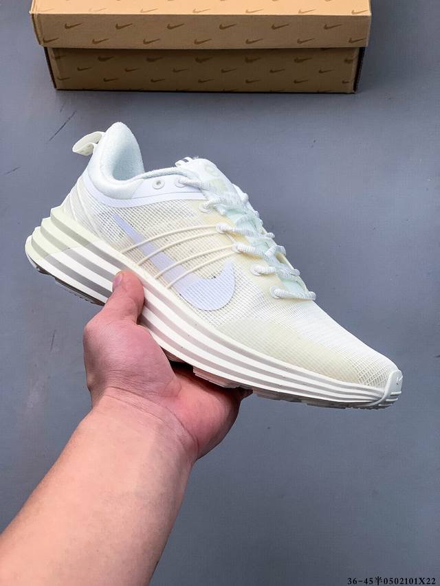 穿上回弹出众的 Nike Lunar Roam 男女子运动鞋，打造活力满满的日常造型。 透气轻盈材料搭配柔软中底，塑就舒适自在的穿着感受，无论是攻克训练还是与朋