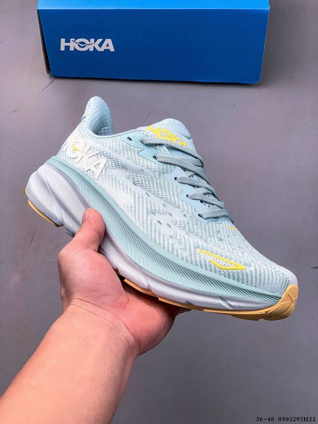 hoka One One 克利夫顿9 轻量级缓震跑步鞋！鞋款延续克利夫顿的最佳品质，继续呈现极致柔软和超凡轻盈的完美组合。 全新的鞋面加大透气网孔，提升后跟部位