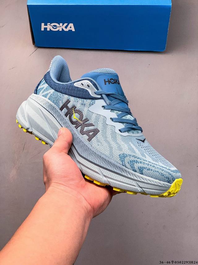 hoka One One Challenger Atr 7减震防滑耐磨低帮跑步鞋。采用全新泡棉中底与高耐磨橡胶大底，集轻盈、舒适、缓震、稳定、抓地力于一身，轻松