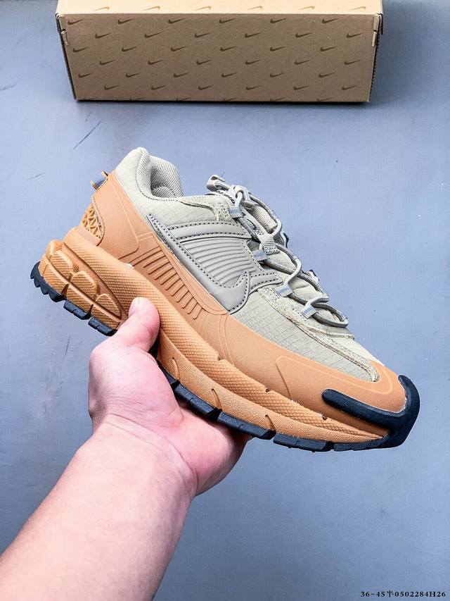 公司级！耐克Nike Zoom Vomero Roam 潮流低帮休闲运动鞋 Nike Zoom Vomero Roam 专为城市环境匠心设计，是潮湿天气的理想之
