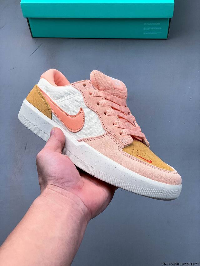 耐克Nike Sb Force 58是一款将前沿创新带入街头的单品，它具有硫化杯底，具有出色的耐用性和灵活性。使用帆布和绒面革，在饰面上放置通风口，它自始至终都