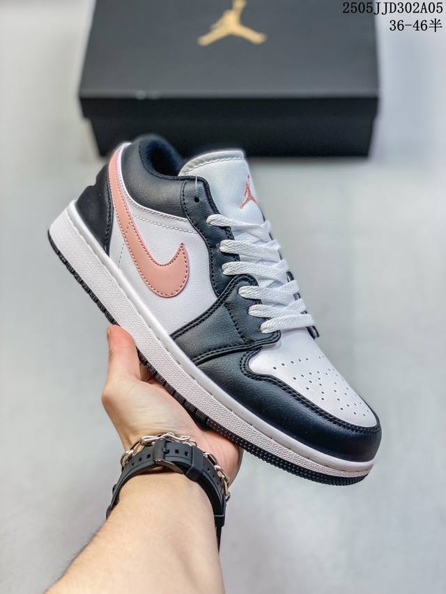 真标带半码 耐克 乔丹Air Jordan 1 Low Aj1 乔1 乔丹1代Aj1 低帮复古文化休闲运动篮球鞋，从1985 年面世的元年款汲取设计灵感，采用简