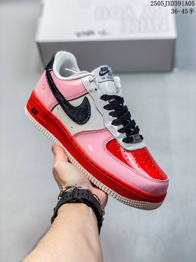 耐克 Nike Air Force 1 ’07 空军一号 Af 1 低帮 厚底增高百搭 休闲运动板鞋。柔软、弹性十足的缓震性能和出色的中底设计，横跨复古与现代的