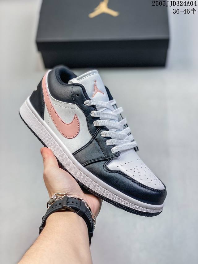 真标带半码 耐克 乔丹Air Jordan 1 Low Aj1 乔1 乔丹1代Aj1 低帮复古文化休闲运动篮球鞋，从1985 年面世的元年款汲取设计灵感，采用简