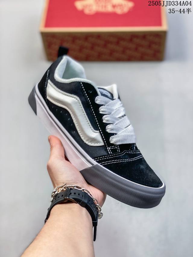 vans Knu Skool灰生胶复古面包鞋！ 超火的大Vans灰生胶复古黑色面包鞋 90年代复古灵魂+现代超宽基因，加宽饰条+加粗鞋带狂野升级，硫化底踩屎感原