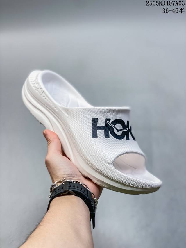 公司级Hoka One Ora 舒适百搭 防滑拖鞋 外观时尚大气 鞋底采用耐磨材质 细致做工 彰显品牌魅力 微翘式鞋头设计 响应灵活 保护脚趾 鞋身运用简洁的色