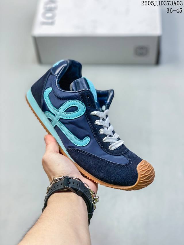 loewe罗意威 Ballet Runner 2.0小牛皮 圆头系带 低帮 生活休闲鞋 罗意威全新版大头运动鞋Ballet Runner2.0，以其独特的设计和
