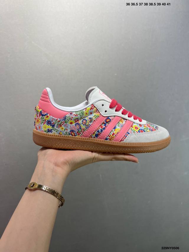 liberty London X Adidas Originals Samba Og 灰粉 此款鞋延续了橡胶外底和经典款式的传统。优质绒面革鞋面和标志性的3条纹