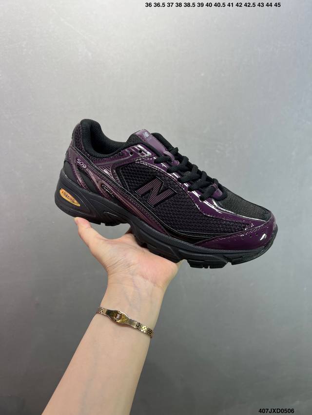 公司级New Balance 推出了全新鞋款。这次复刻的 U509 是基于他们经典档案中的 Nb509 跑鞋，赋予其全新的现代设计。虽然保留了原有的轮廓，但也根