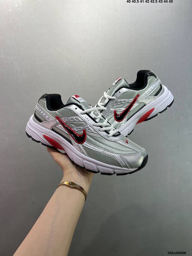 公司级Nike Wmns Nike Initiaor 复古单品 专为实现舒适畅跑而打造，Nike Lnitiator跑步鞋采用透气鞋面，巧搭轻量中底，提供轻盈减