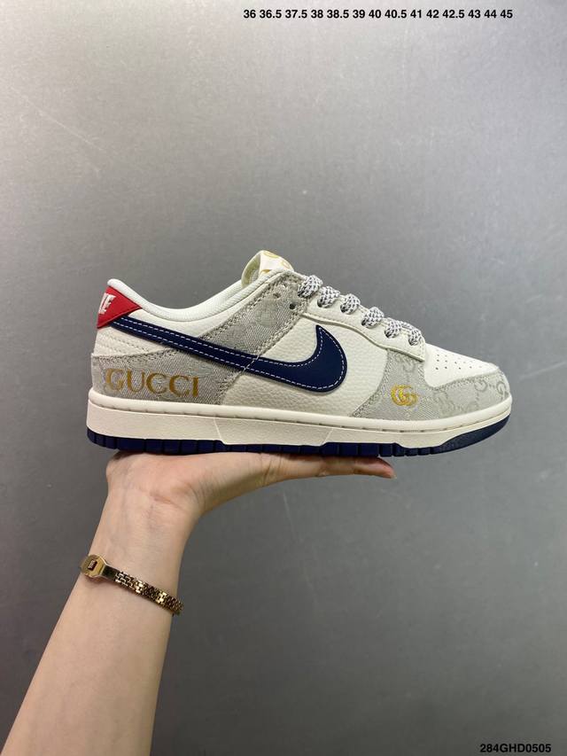 公司级Nike Dunk Sb Low 定制配色 定制Dunk Sb顾名思义，具有经典的Dunk血缘，又注入了更多的时尚元素。相较于普通的Dunk滑板鞋，改良版