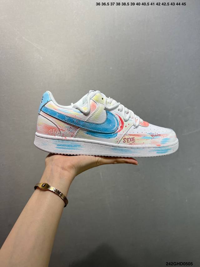核心私 公司级Nike Court Vision 1 Low“幻影十字架” 手绘涂鸦定制板鞋 幻影十字架常作为一种印花图案出现，具有独特的视觉效果。将幻影十字架
