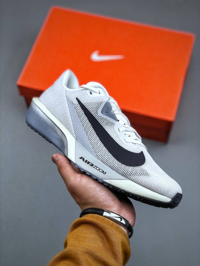 nike Air Zoom Rival Fly 4 轻量跑鞋鞋面采用舒适材质，提升上脚体验。鞋身延续了经典款式设计，并加强了鞋面的包裏和支撑性能。鞋底精心打造的