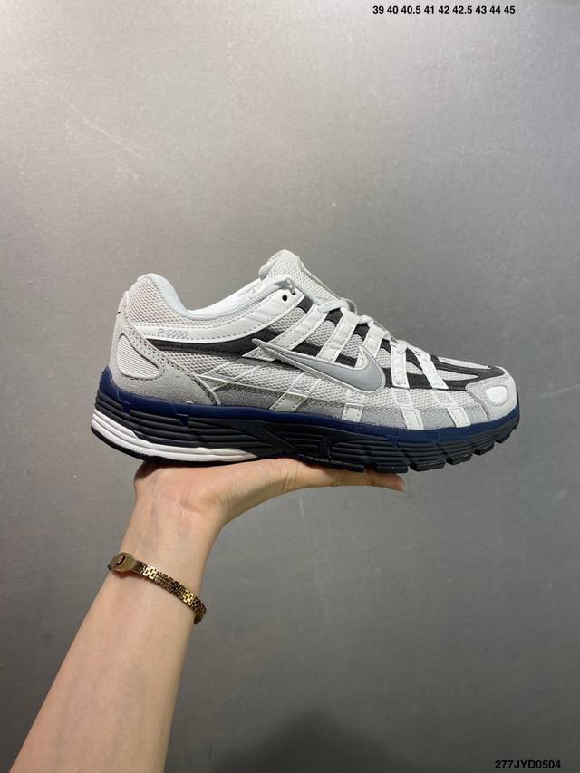 公司级耐克Nike P-6000 女子跑鞋内外侧都用了红色的钩子，采用透气材料，搭配匠心覆面，再现千禧年代的跑鞋风格，塑就大气外观。鞋款秉承 Nike Pega
