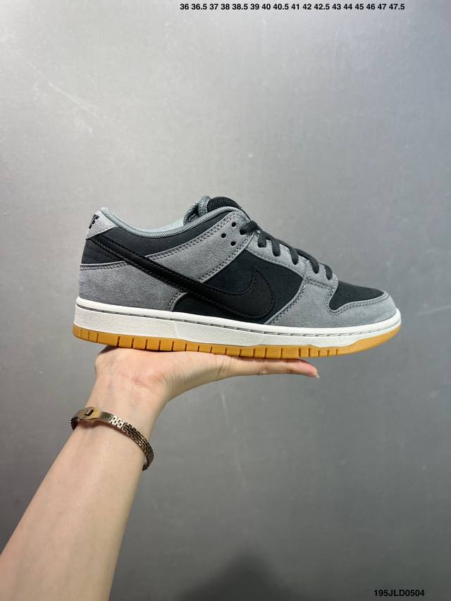 公司级Nike Dunk Sb Low 灰生胶 Dunk Sb顾名思义，具有经典的Dunk血缘，又注入了更多的时尚元素。相较于普通的Dunk滑板鞋，改良版的Du