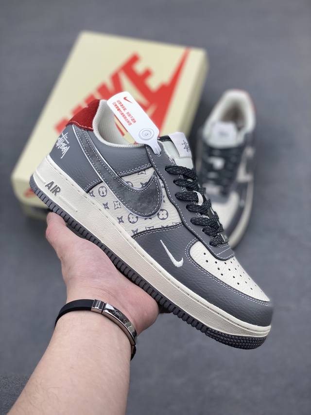 海外限量发售！公司级Nike Air Force 1 '07 Low “斯图西联名--米灰红印花”空军一号 低帮 运动鞋 休闲鞋 折边针车 工艺难度大 原楦头原