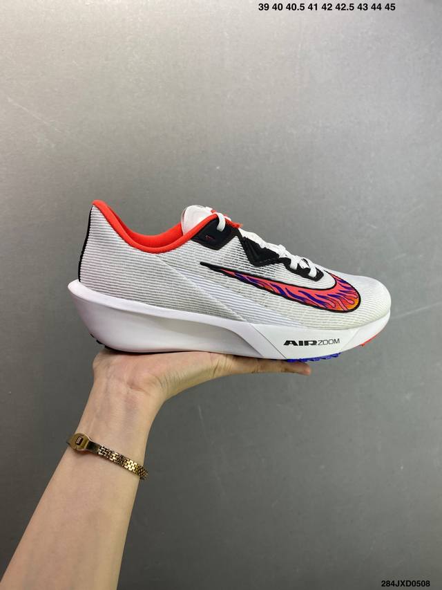 公司级Nike Air Zoom Rival Fly 4 轻量跑鞋 鞋面采用舒适材质，提升上脚体验。鞋身延续了经典款式设计，并加强了鞋面的包裏和支撑性能。鞋底精