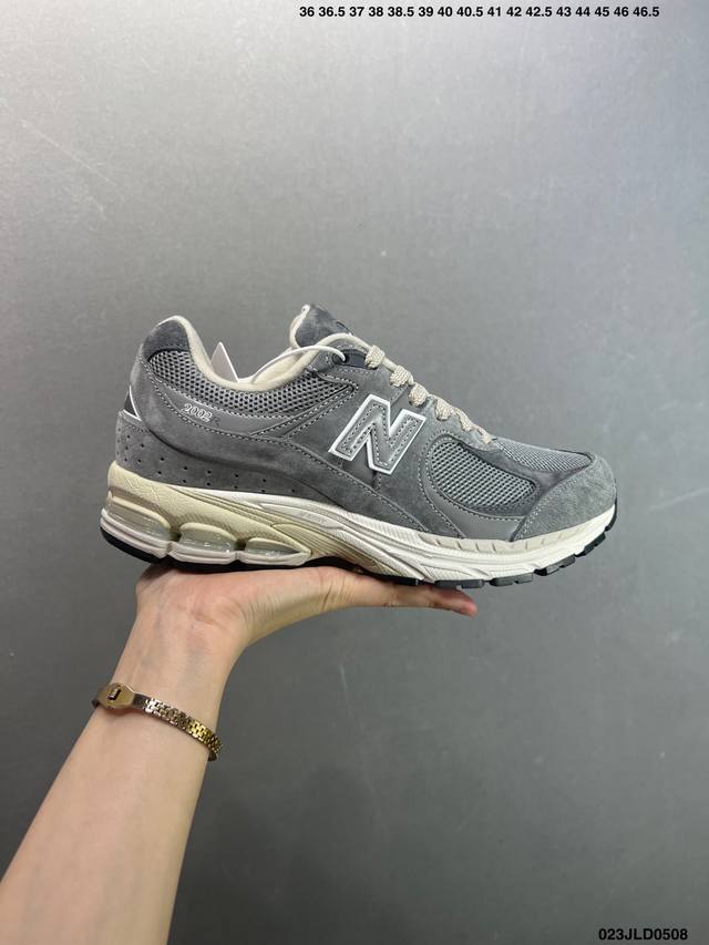 公司级New Balance 2R 新百伦经典配色 沿袭了面世之初的经典科技，以Encap中底配以升级版N-Ergy缓震物料。鞋面则采用特色的柔软麂皮搭以New