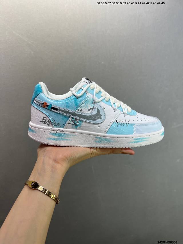 公司级Nike Court Vision 1 Low“幻影十字架” 手绘涂鸦定制板鞋 幻影十字架常作为一种印花图案出现，具有独特的视觉效果。将幻影十字架与梵文、