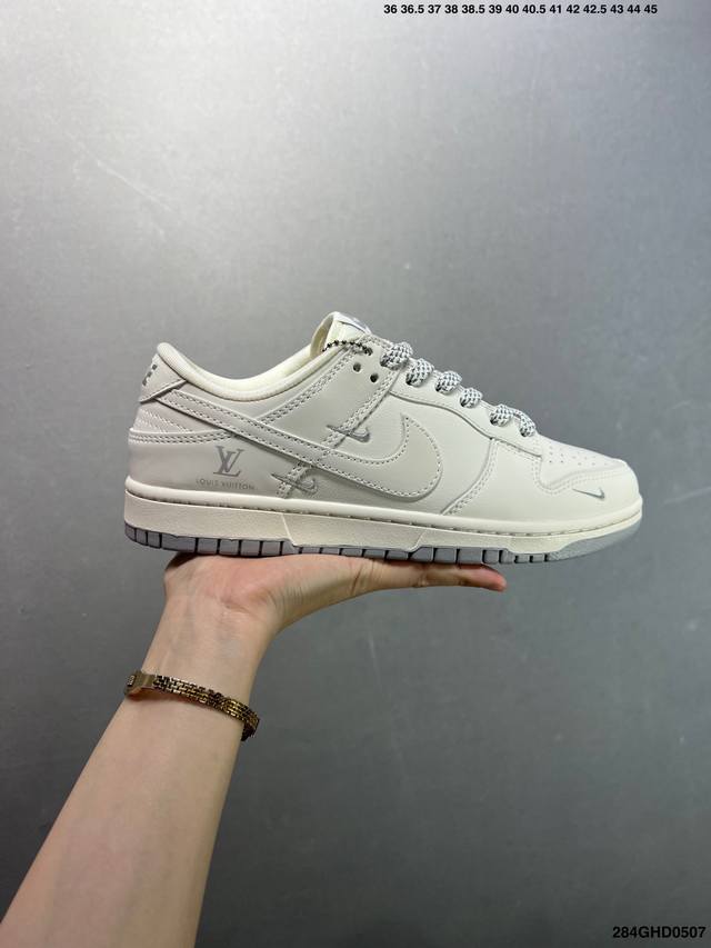 公司级Nike Dunk Sb Low 定制Dunk 定制Dunk Sb顾名思义，具有经典的Dunk血缘，又注入了更多的时尚元素。相较于普通的Dunk滑板鞋，改