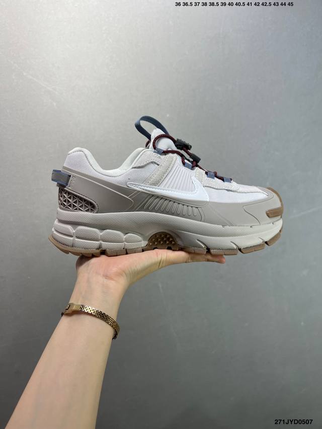 公司级耐克Nike Zoom Vomero Roam 马拉松复古跑五代休闲运动慢跑鞋 采用环保纤维革饰片组合网眼布鞋面材质 升级正确后跟Tpu加固 耐弯折热塑框