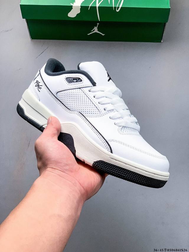 air Jordan Aj4 Rm 重制版低帮复古篮球鞋 实拍首发 采用了低帮的设计 并保留了众多Aj4的经典元素 鞋身以皮革 麂皮材质拼接打造 Aj4经典的T