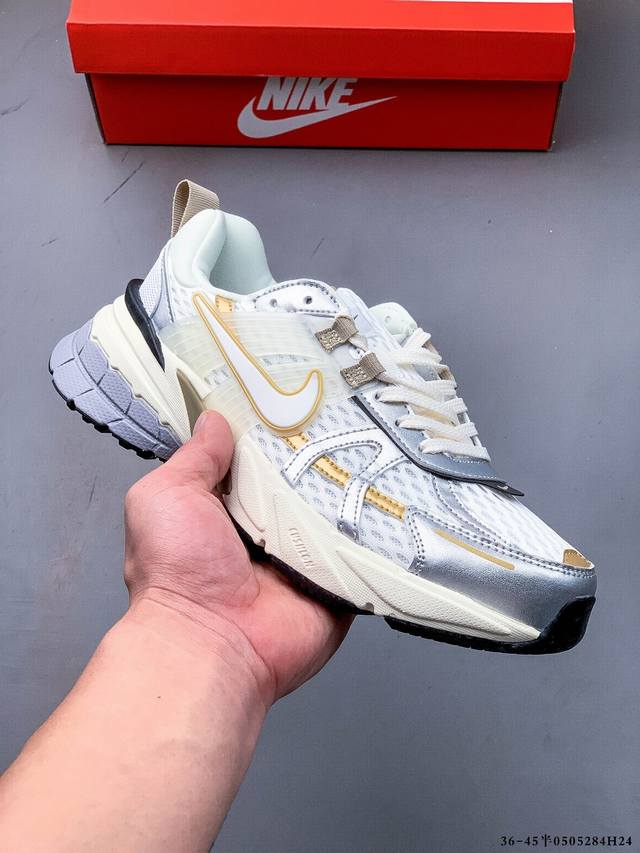 耐克Nike V2K Run新款百搭休闲跑步鞋 复古风潮 网面透气 紧致的鞋面材质提供良好的包裹性 鞋侧 Swoosh以及鞋头部分搭配增添不少亮点的镀铬细节 鞋