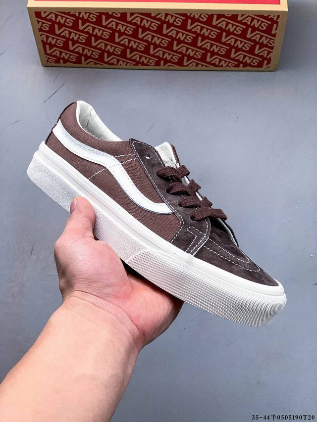 万斯 Vans Sk8-Low 复古低帮百搭休闲滑板鞋 Sk8-Low 作为 Sk8-Hi 的衍生鞋型，在保留鞋头、鞋带眼片、侧边条纹等各处细节的基础上，将 S