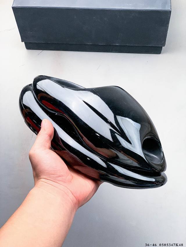 vessel 鲸碳号 诺亚方舟 碳纤科技 防滑耐磨一字拖鞋 微翘式鞋头设计，响应灵活。采用经典鞋型，融入全新细节点缀，整体简约且富有质感。鞋底耐磨材质搭配丰富的