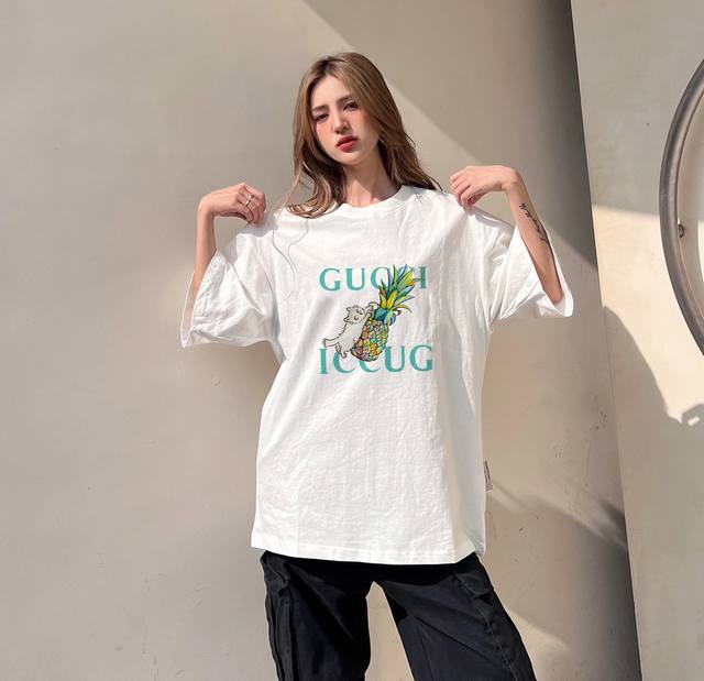 上新！Gucci新款短袖T恤,版型剪裁特别有讲究！上身很洋气显瘦内搭外穿都看 高密针织圆领设计，平整简约！亲肤透爽！T恤面料的柔软性舒适性无可挑剔！男女均可驾驭