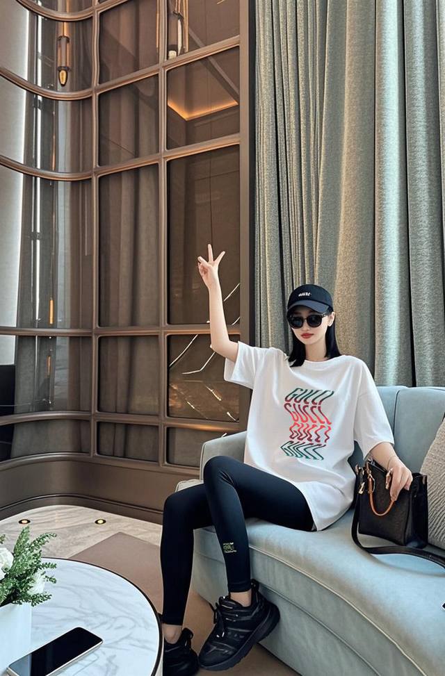 上新！春夏Gucci新款短袖T恤,版型剪裁特别有讲究！上身很洋气显瘦内搭外穿都看 高密针织圆领设计，平整简约！亲肤透爽！T恤面料的柔软性舒适性无可挑剔！男女均可