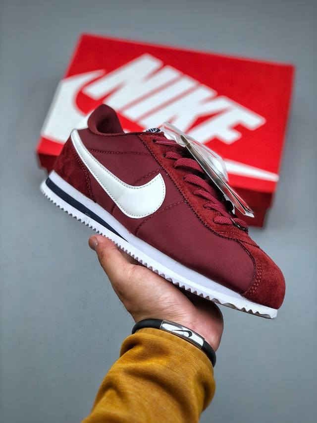 nike Classic Cortez Nylon Pren 全新配色经典阿甘休闲跑步鞋 纯粹而执着的精神，使得Cortez种在了一代人的心里，无论是否喜欢它复