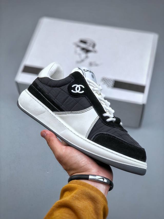 外贸版本 C5 Chanel 香奈儿羊毛呢滑板鞋 独家包装 独家男鞋磨具 市场第一家做到47码 24款经典款最新配色 黑白色 鞋面采用羊京拼接太空布 五金配件大