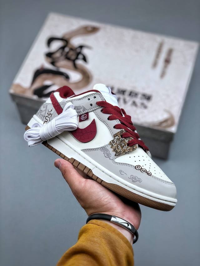 nike Dunk Low 蛇年限定巳蛇白灰酒红 低帮休闲板鞋 #定制鞋盒 大厂纯原品质出货 超高清洁度 皮料切割干净无任何毛边 细节完美 货号：Fb7160-