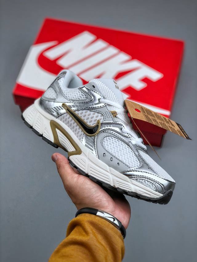 nike V5 Rnr 公司级舒适百搭防滑耐磨 低帮跑步鞋 舒适有型适合日常穿着 该鞋款延续千禧年经典设计搭载泡绵中底厚实而轻盈 匠心细节巧搭立体耐克勾标志焕新