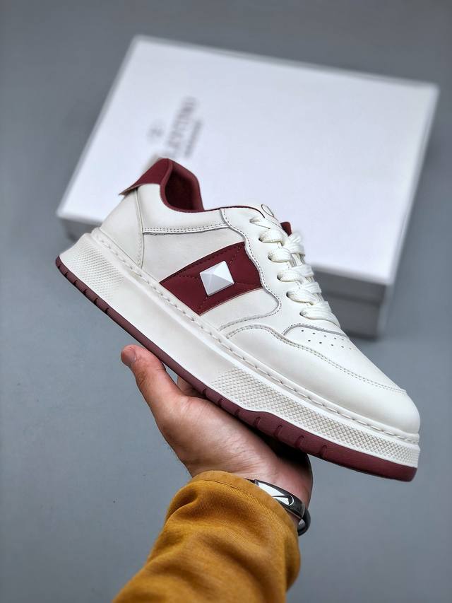 新货Valentino 华伦天奴 Rockstud Untitled 厚底休闲铆钉小白鞋 明星同款 软羊皮低帮运动板鞋 经典百搭款绗缝格纹打造瞩目朋克风格 考究