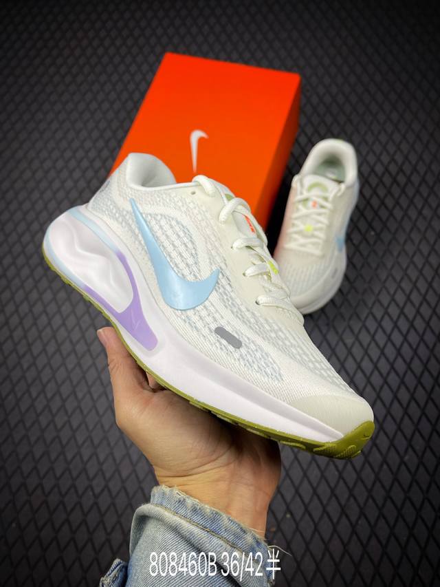 b 公司级Nike Journey Run 跑步鞋 使用了新型的缓震材料 脚感偏韧 后跟有加厚的海绵填充 鞋子前掌和后掌做了加宽设计 增加了跑步时的稳定性 织物