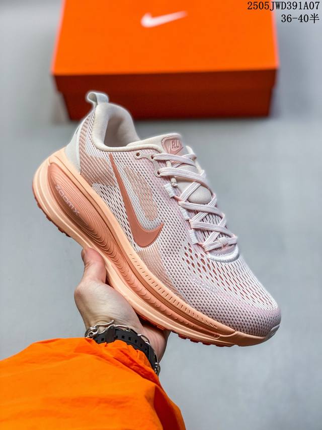 nike Vomero 18 耐克 舒适减震防滑 低帮跑步鞋 全掌Reactx泡绵中底 前掌和后跟还配备了Air Zoom气垫单元 据说跑起来更快更舒适哦 这次