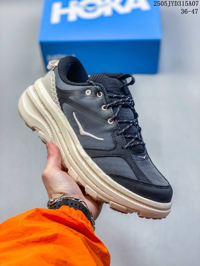 红卡邦代 B3 Ls 爆款上市 高品质 原材料开发 Hoka Xbon B3Ls 邦代 鞋头采用牛皮革材质 网面是Mono 纱材质 ，里面是蜂窝煤透气网眼定型。
