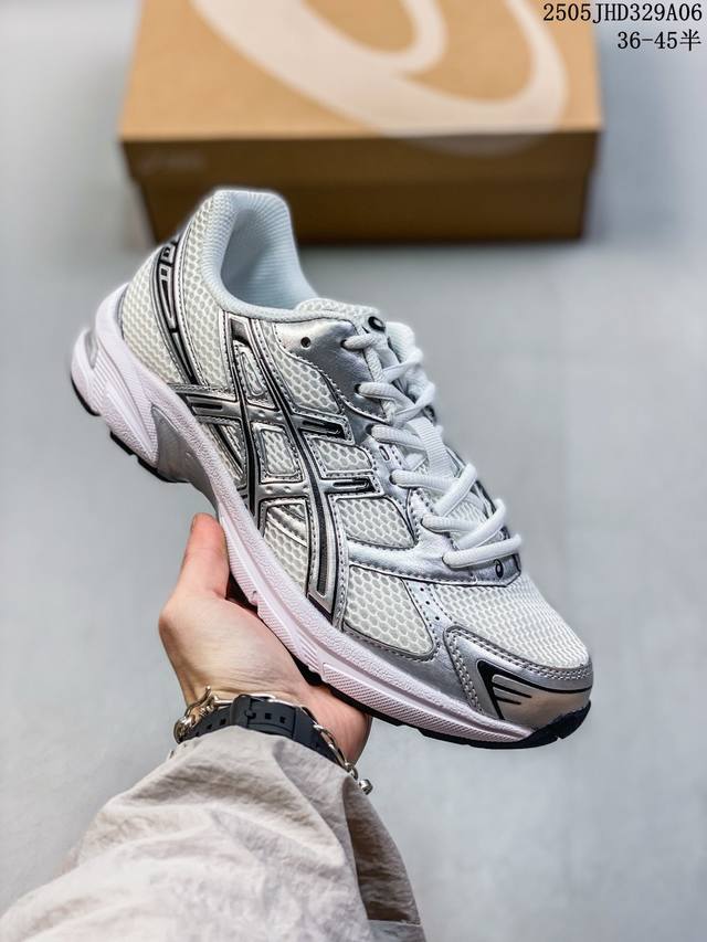 asics Gel-1 亚瑟士新款运动跑步鞋 Asics Gel-1 可以称得上是复古美学的入门代表作，它所呈现的是千禧年后期的时代变迁风格。 整双鞋在鞋面部分