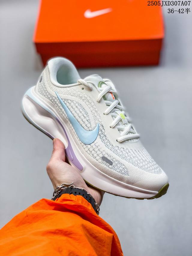 公司级 耐克 Nike Journey Run 女子透气公路运动跑步鞋 厚底增高老爹鞋 搭载柔软厚实的 Comfiride 泡绵缓震配置，助你征服充满挑战的路面
