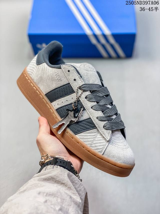 阿迪达斯 Adidas Adimatic 马蒂奇系列低帮复古鲨鱼面包鞋运动休闲滑板板鞋。整个鞋面由牛皮革制成，搭配品牌标志性大尺寸三条纹 Logo，超宽鞋带作为