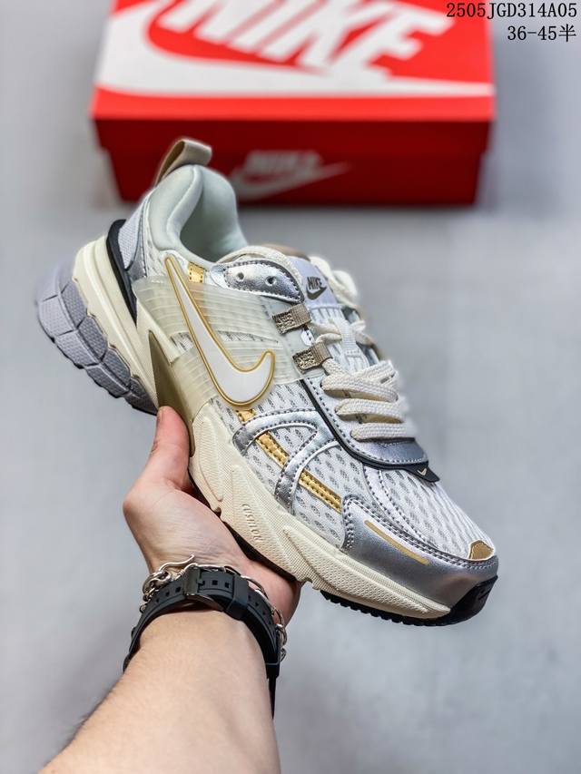 公司级耐克Nike V2K Run跑步鞋复古风潮 网面透气运动鞋 灰银紧致的鞋面材质提供良好的包裹性鞋侧 Swoosh以及鞋头部分搭配增添不少亮点的镀铬细节鞋垫