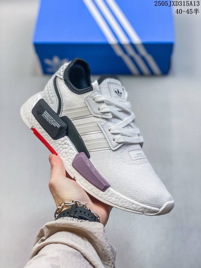 新品实拍 公司级半码制 阿迪达斯Adidasnmd_R1 3M反光弹力针织面爆米花缓震男女士时尚舒适缓震跑步鞋 。采用时髦廓形 以抢眼外形诠释经典细节 为鞋款注