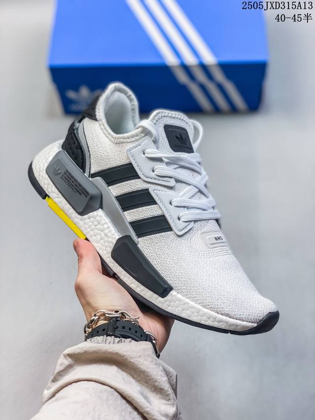 新品实拍 公司级半码制 阿迪达斯Adidasnmd_R1 3M反光弹力针织面爆米花缓震男女士时尚舒适缓震跑步鞋 。采用时髦廓形 以抢眼外形诠释经典细节 为鞋款注