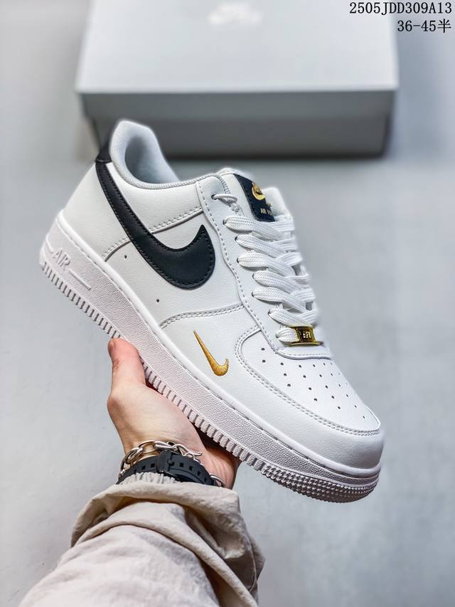 公司级带半码耐克Nike Air Force 7 Lv8空军一号低帮百搭休闲运动板鞋。柔软、弹性十足的缓震性能和出色的中底设计，横跨复古与现代的外结合，造就出风