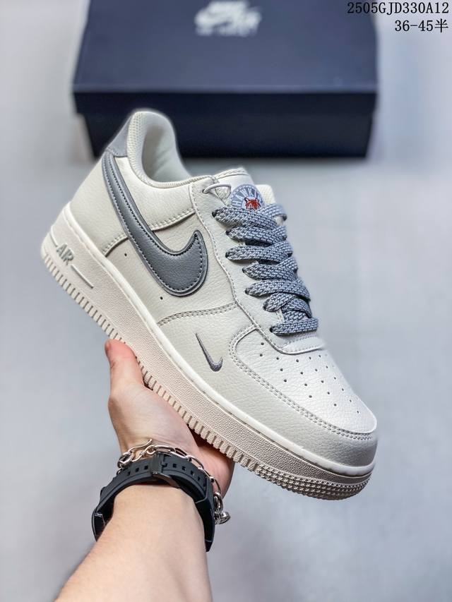 公司级带半码耐克Nike Air Force 1“07 Lv8空军一号低帮百搭休闲运动板鞋。柔软、弹性十足的缓震性能和出色的中底设计，横跨复古与现代的外结合，造