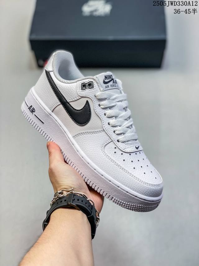 公司级带半码耐克Nike Air Force 1“07 Lv8空军一号低帮百搭休闲运动板鞋。柔软、弹性十足的缓震性能和出色的中底设计，横跨复古与现代的外结合，造