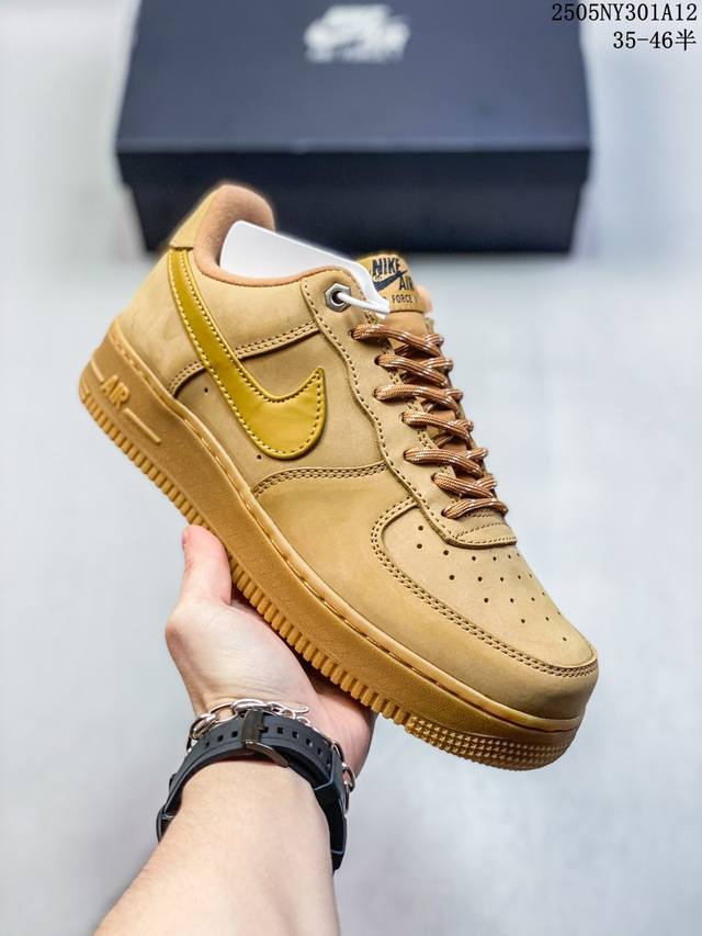 真标带半码耐克Nike Air Force 7 Lv8空军一号低帮百搭休闲运动板鞋。柔软、弹性十足的缓震性能和出色的中底设计，横跨复古与现代的外结合，造就出风靡